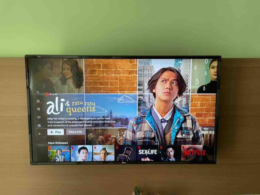Lrt Access With Netflix, Wifi, Gym And Pool, Signature Park Grande Apartemen