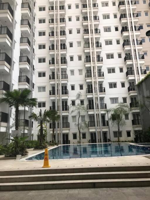 Lrt Access With Netflix, Wifi, Gym And Pool, Signature Park Grande Apartemen