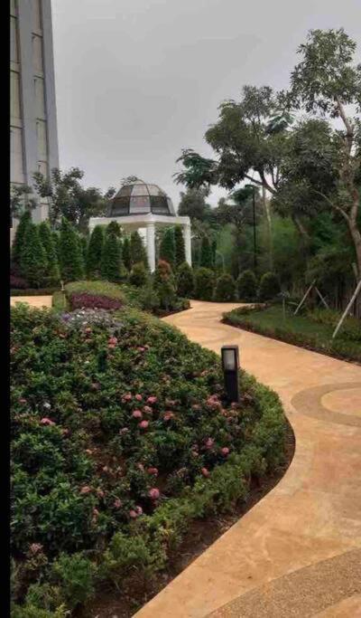 Lrt Access With Netflix, Wifi, Gym And Pool, Signature Park Grande Apartemen *